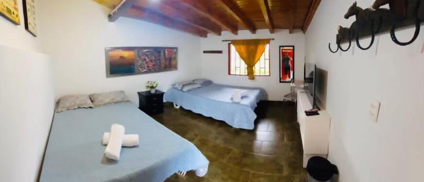 Casa Roja Parche Campestre - Hospedaje Guatapé Bed and Breakfast Exterior foto