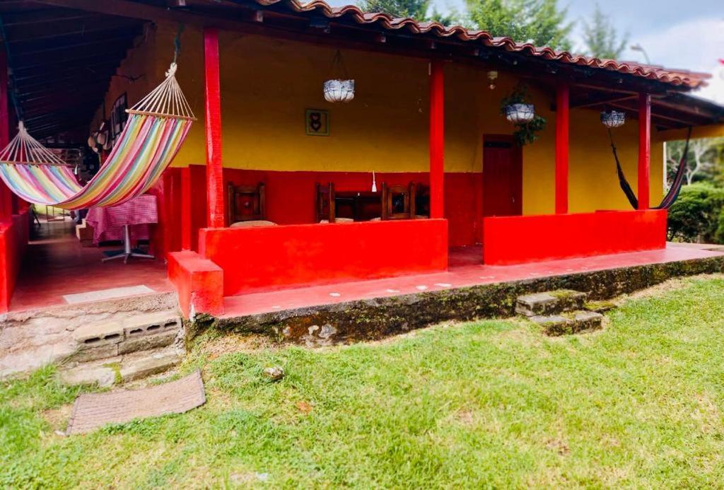 Casa Roja Parche Campestre - Hospedaje Guatapé Bed and Breakfast Exterior foto